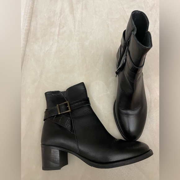 Black leather women ankle boots size 37 European. - Picture 5 of 7